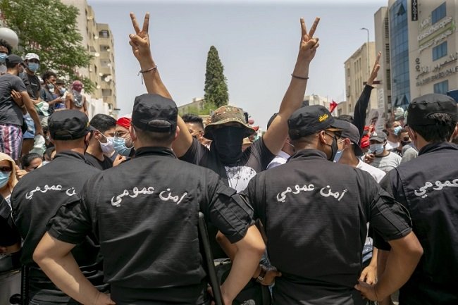 مسيرات خارج البرلمان بعد استحواذ الرئيس على السلطة