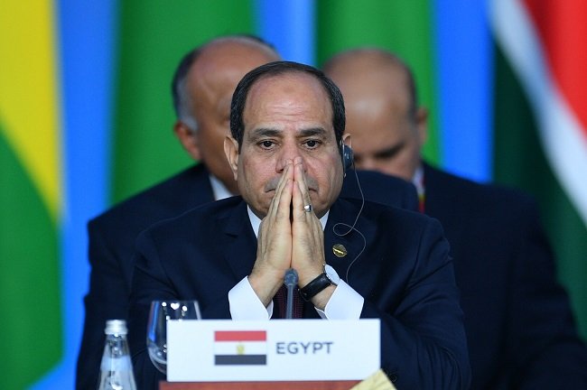 مصر تعتقل رئيس تحرير دعا السيسي للاستقالة