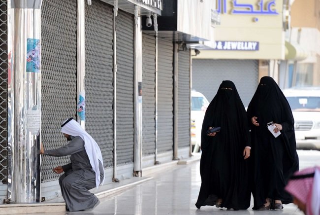 السعودية تسمح للمحال التجارية بالبقاء مفتوحة أثناء أوقات الصلاة