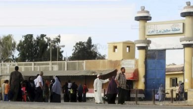 أقارب المعتقلين يجبرون على المشي حفاة في الحر الشديد لزيارة ذويهم