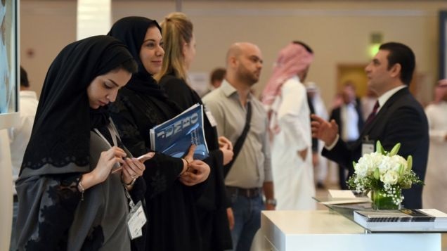 السعودية تسعى لزيادة القوى العاملة النسائية قبل رؤية 2030