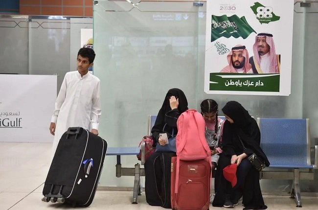 نائب يمني يحذر السعودية من تبعات ترحيل عمال