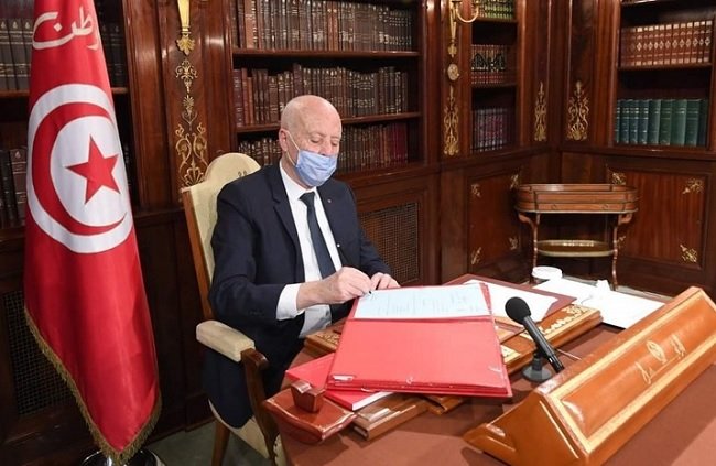 الرئيس التونسي يقيل المزيد من المسؤولين بينهم المبعوث الأمريكي