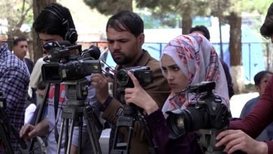 الصحفيون الأفغان يبدأون فصلاً غامضًا تحت حكم طالبان