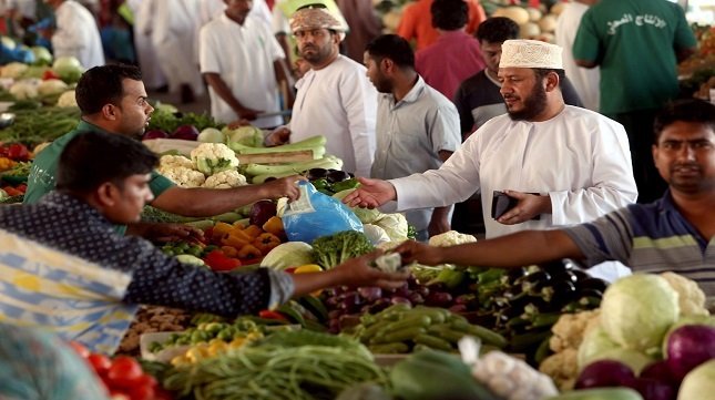 سلطنة عمان تسجل انخفاضًا ملحوظًا في أعداد العمالة الوافدة