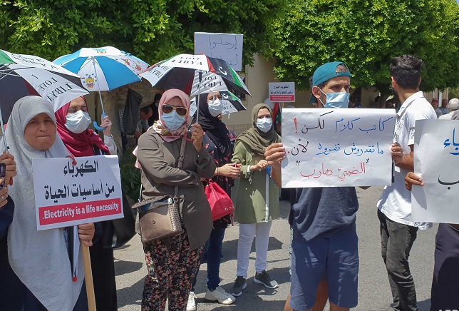 الليبيون يتوقون إلى إنهاء انقطاع التيار الكهربائي اليومي