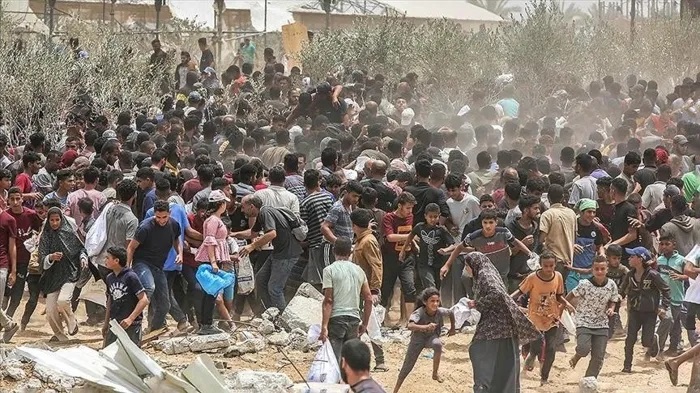 مدنيين ينتظرون مساعدات
