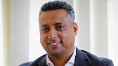 المسؤول اليمني البريطاني وسام قائد