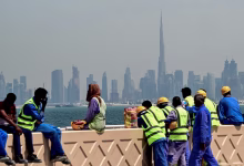 تصاعد القيود المفروضة على العمال في الخليج