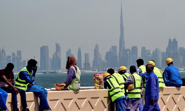 تصاعد القيود المفروضة على العمال في الخليج