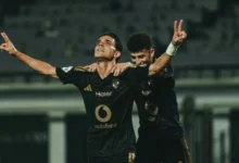 الأهلي المصري يتصدر الوصافة بعد فوزه على زد بثنائية في القاهرة