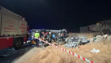 مقتل 7 وإصابة 16 في تصادم مروع بين سيارة وحافلة جنوب تركيا