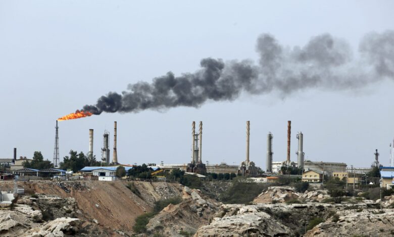 إعلام إيراني: انفجارات قرب جزيرة خرج وهجوم على ناقلة نفط