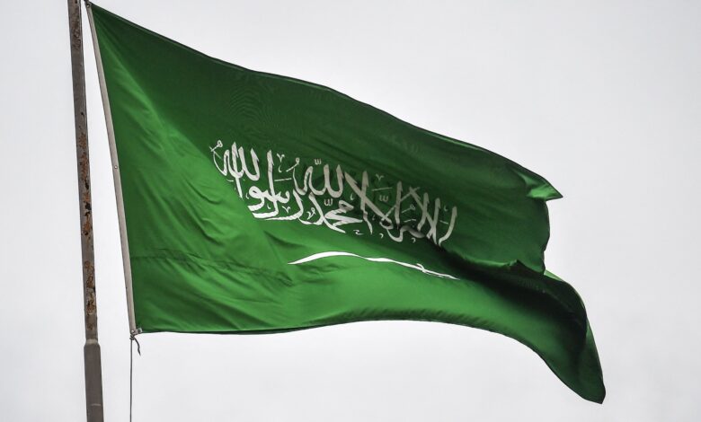 السعودية تنفذ حكم القتل تعزيرا لمقيم باكستاني أدين بجرائم إرهابية