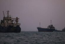 هيئة عمليات التجارة البحرية البريطانية تؤكد إصابة سفينة شحن بمقذوف في مضيق هرمز