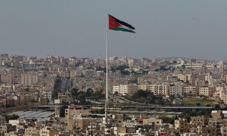 الأردن يرفع أسعار المحروقات لأكتوبر وسط جدل حول الدعم والضرائب